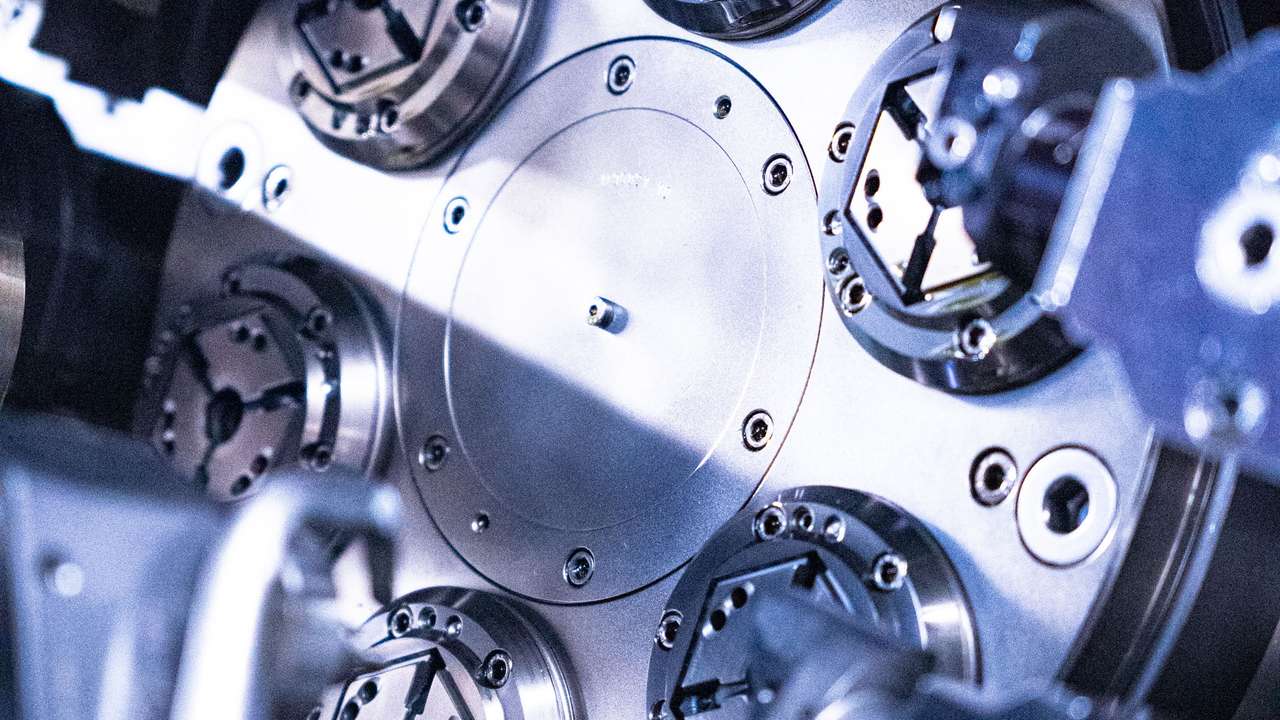 Präzise Drehteile in moderner CNC-Maschine für höchste Qualität