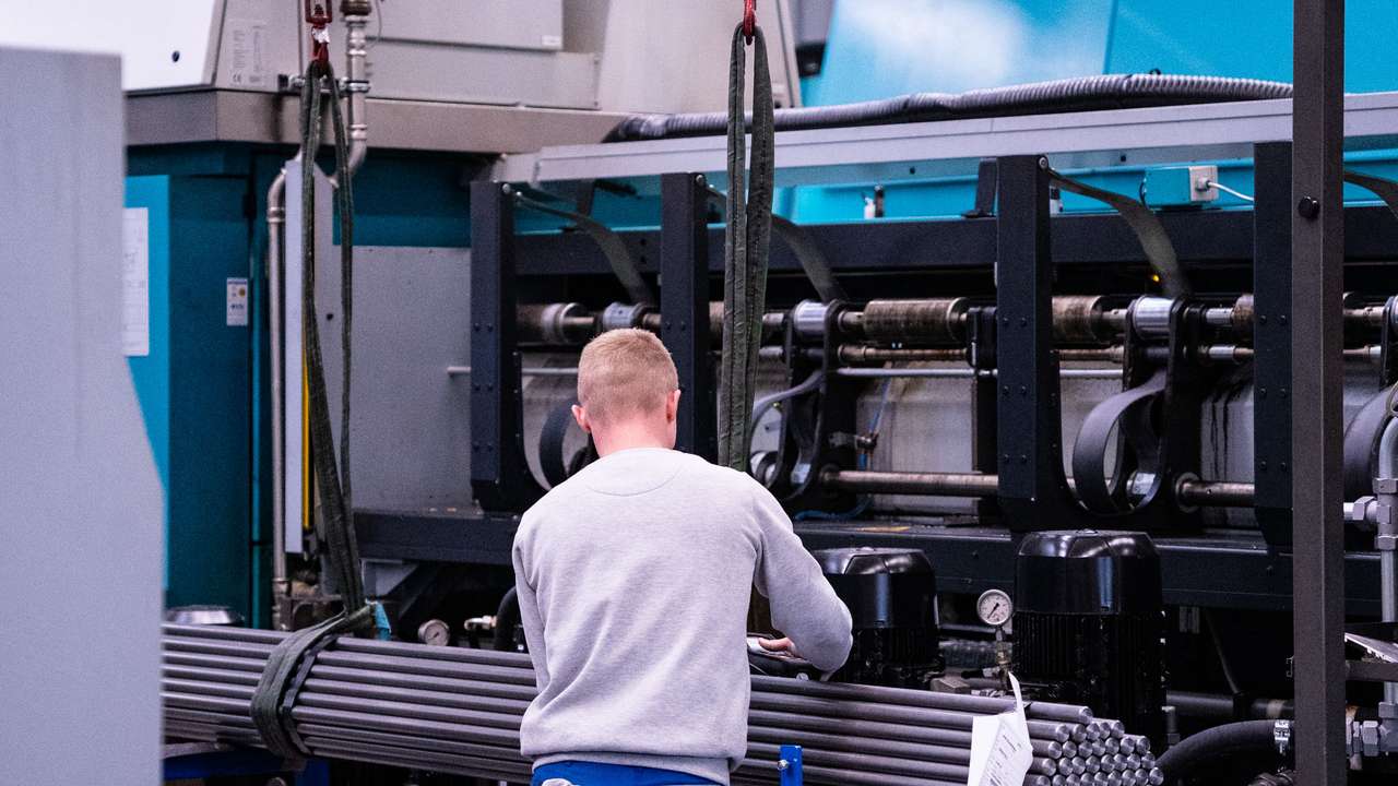 Präzise Drehteile in moderner CNC-Maschine für höchste Qualität