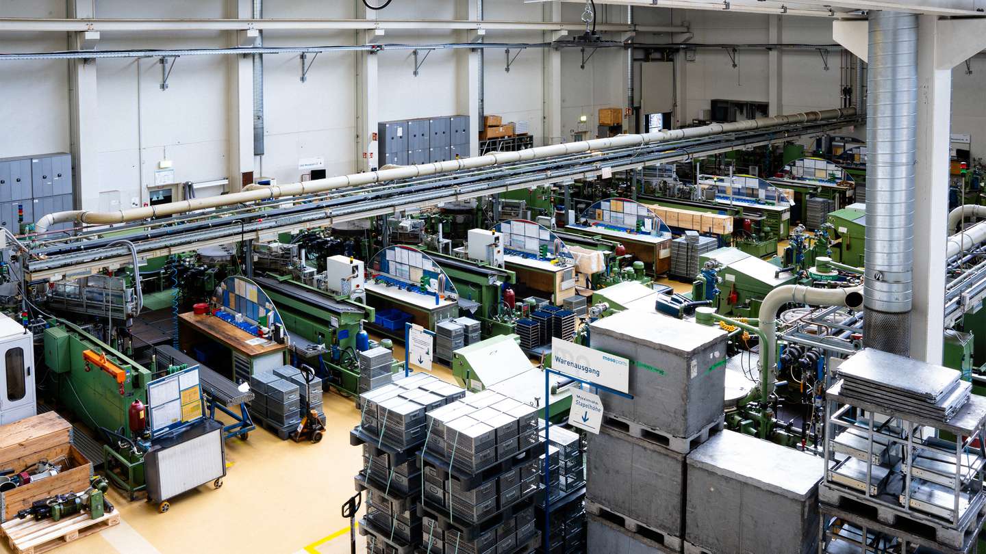 Produktionshalle mit Maschinen und Anlagen für industrielle Fertigung