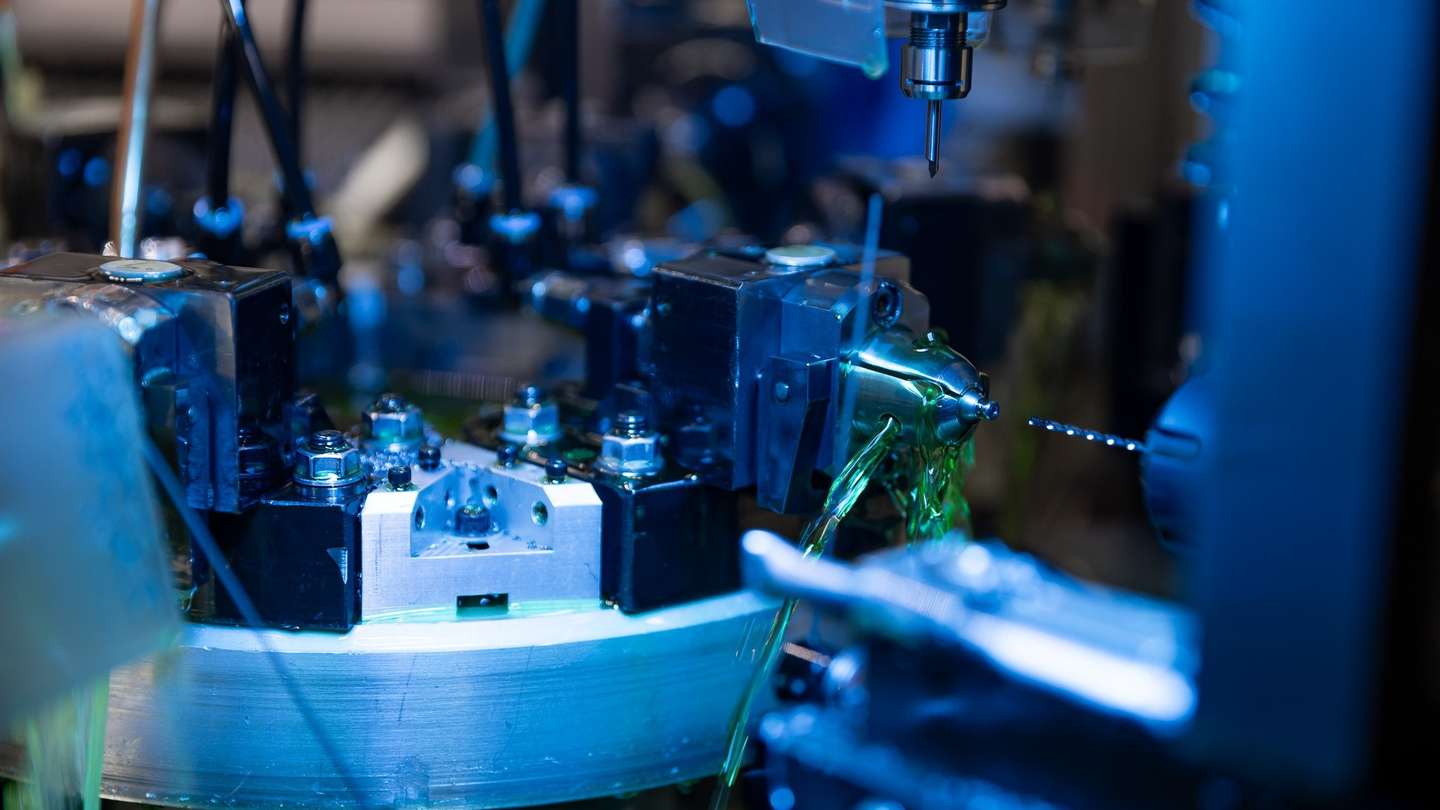 Multi-spindle machine machining hydraulic components with green coolant