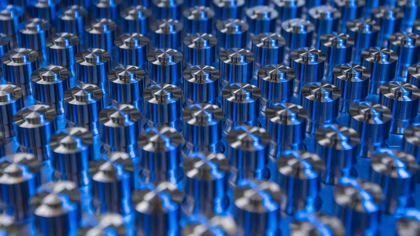 Precision metal components for hydrogen technology under blue lighting