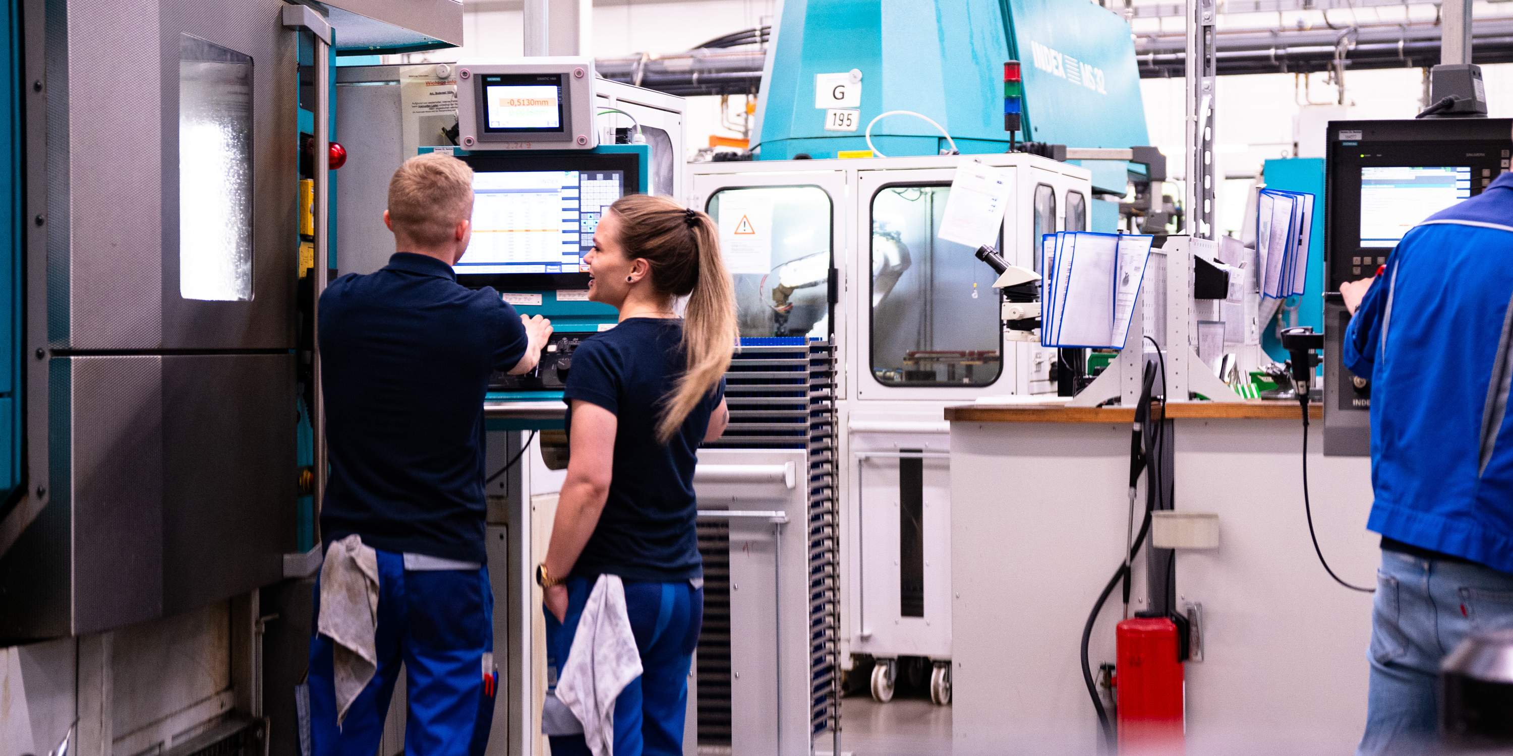 Obsluha u CNC frézky pro přesné díly