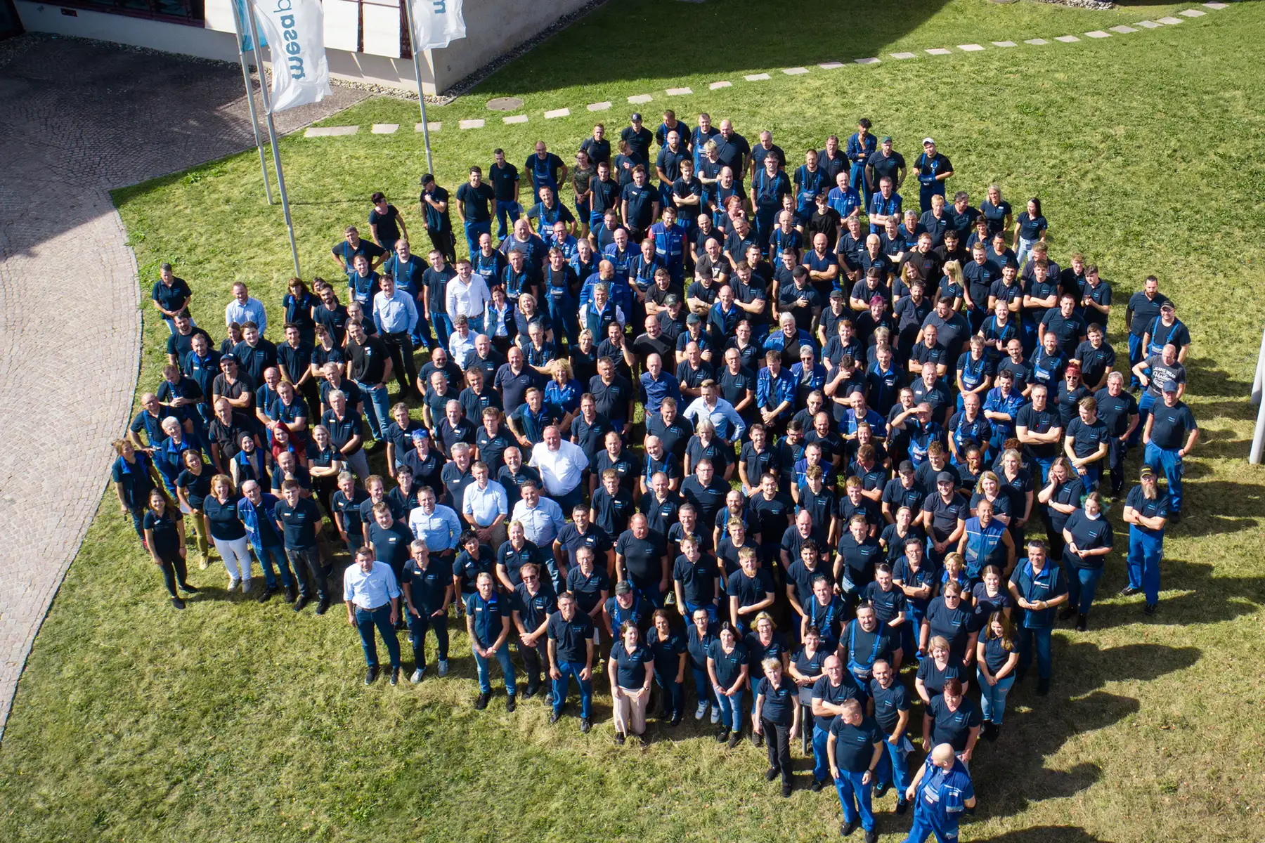 Mitarbeiterteam bei mesa parts für hochwertige Drehteile