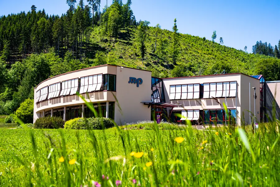 Budova společnosti mesa parts v Lenzkirch, v srdci Schwarzwaldu, slunečné místo